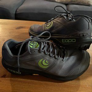 Men's Topo TERRAVENTURE 4 Trail Running Sneaker Size 11 Dark Gray/Green Vibram
